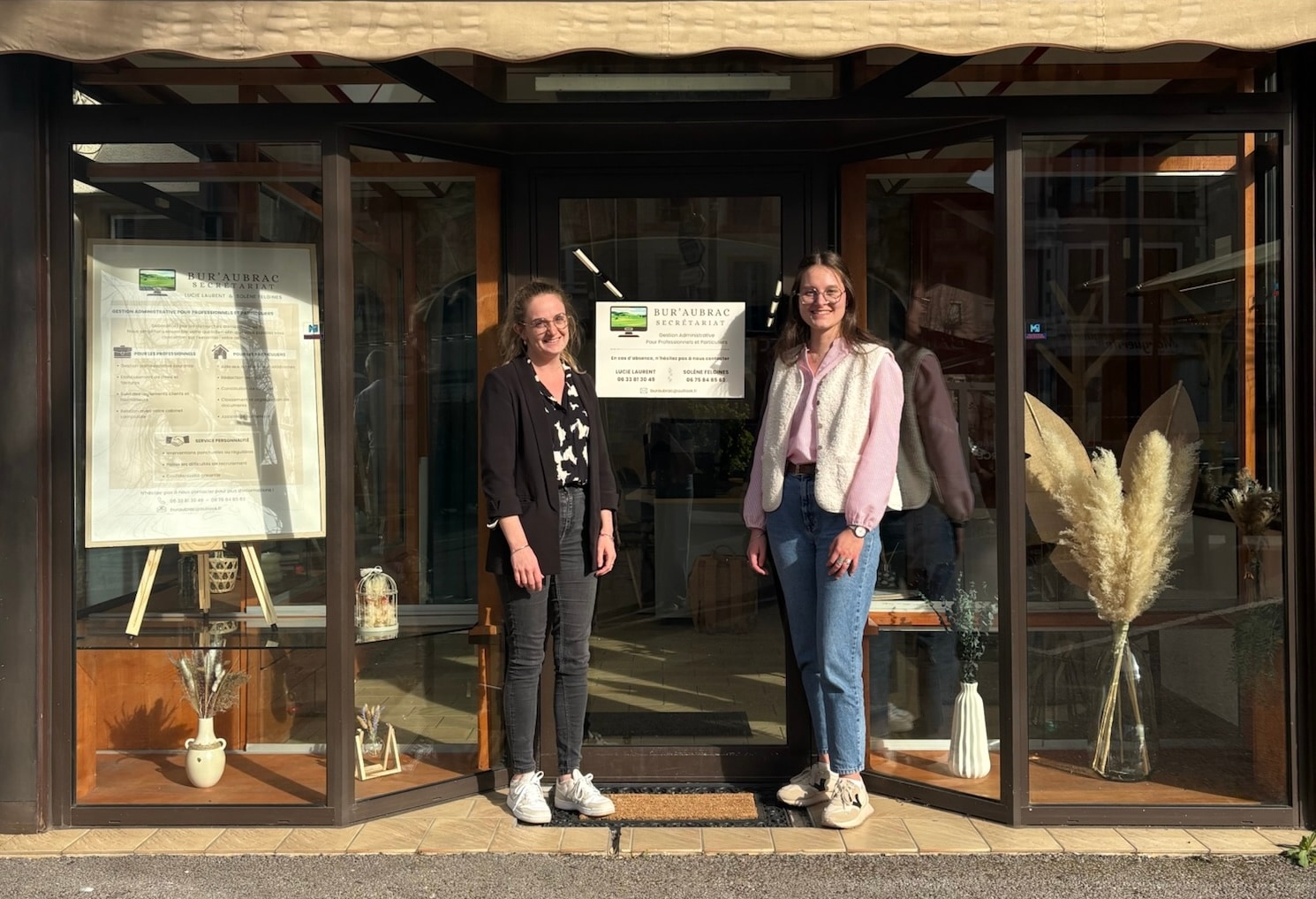 Lucie Laurent et Solène Felgines devant le bureau de Bur'Aubrac Secrétariat, à Espalion